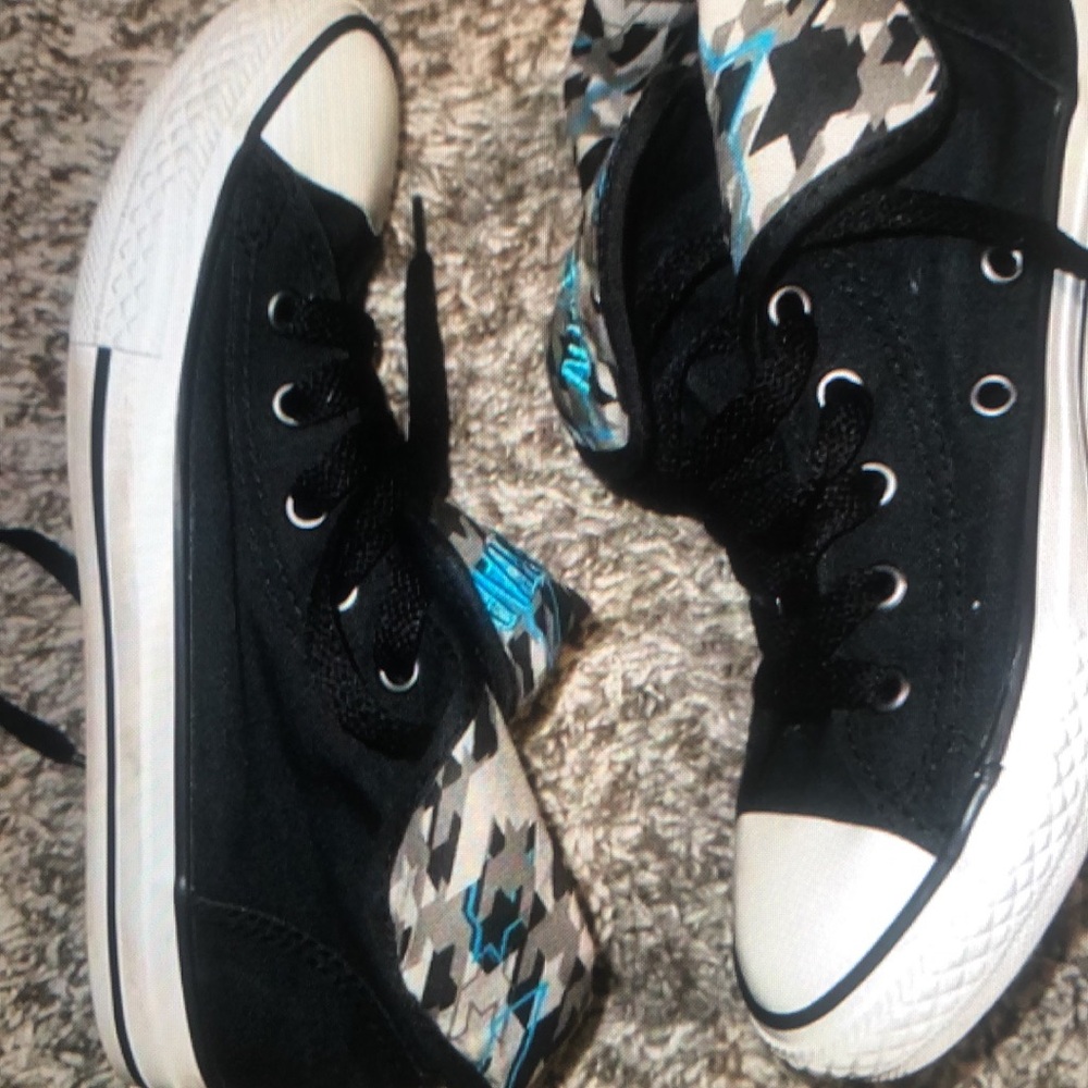 High-tops geometric pattern features -over design shoes